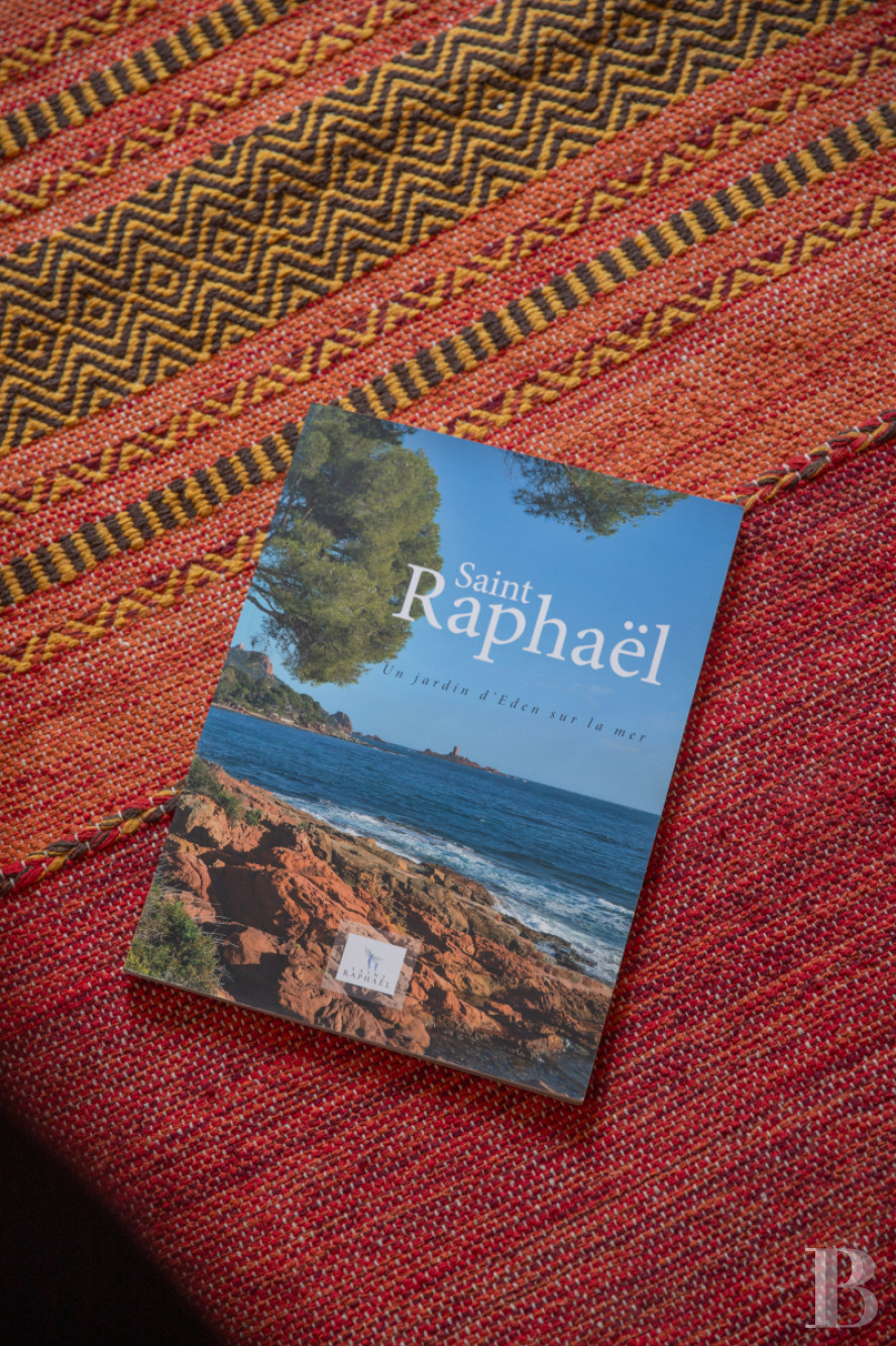 A family home built on the foundations of an ancient fortress in Agay harbour, Saint-Raphaël - photo  n°6